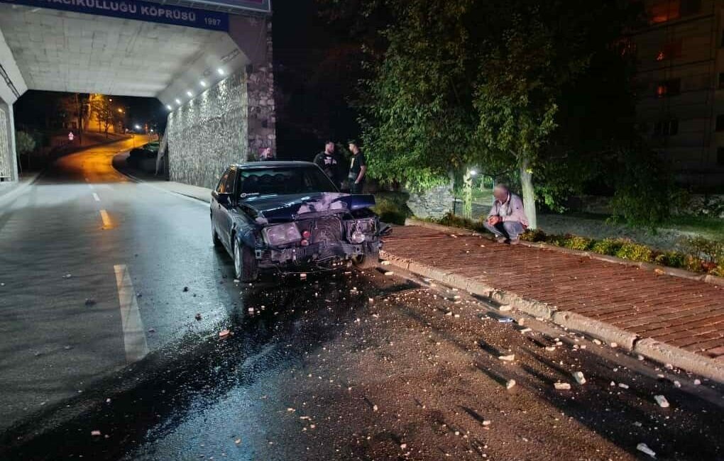 Bursa’da alkollü sürücü, elektrik direğine çarpıp olay yerinden kaçtı Bursa’da meydana gelen kazada otomobil elektrik direğini devirip karşı yola