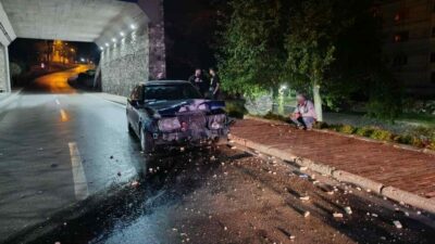 Bursa’da meydana gelen kazada otomobil elektrik direğini devirip karşı yola