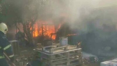 Bursa’nın İnegöl ilçesinde bir bağ evi çıkan yangında küle döndü.