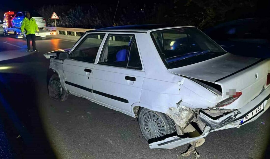 Bursa’nın Karacabey ilçesinde bariyerlere çarpan otomobil sürücüsü yaralandı. Kaza, saat