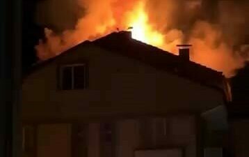 Bursa’nın İnegöl ilçesinde 5 katlı apartmanın çatı katında çıkan yangın