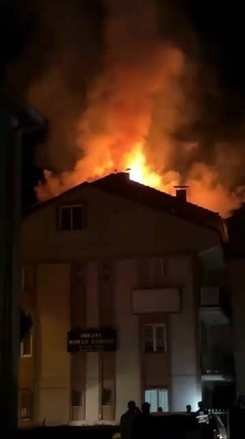 Bursa’nın İnegöl ilçesinde 5 katlı apartmanın çatı katında çıkan yangın
