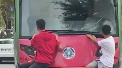 Bursa’da iki çocuk seyir halindeki tramvayın arkasına takılarak yolculuk yaptı.