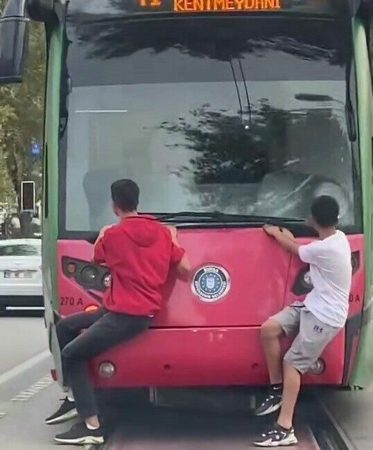 Bursa’da çocukların tehlikeli yolculuğu kamerada Bursa’da iki çocuk seyir halindeki tramvayın arkasına takılarak yolculuk yaptı.