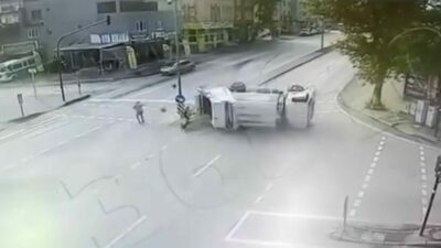 Bursa’nın Yıldırım ilçesinde sabah saatlerinde seyir halindeki çöp kamyonu kontrolden