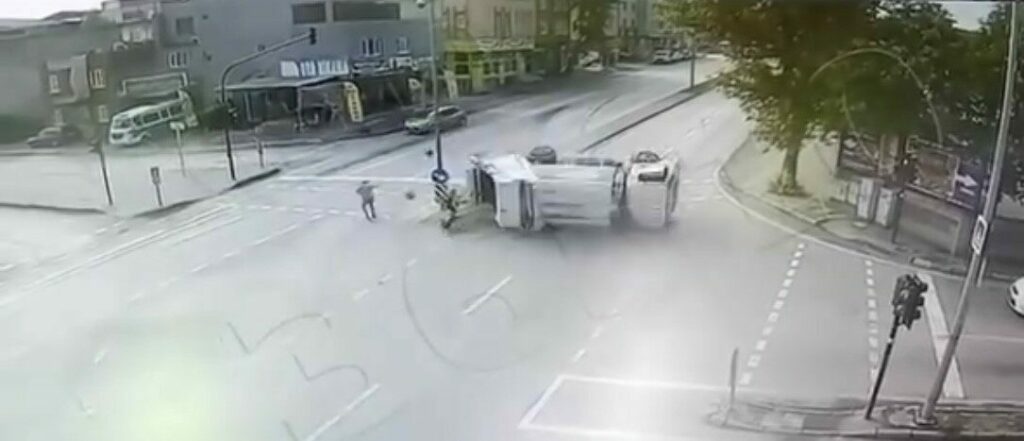 Bursa’nın Yıldırım ilçesinde sabah saatlerinde seyir halindeki çöp kamyonu kontrolden