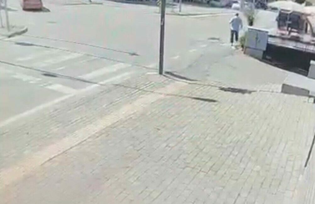 Bursa’da sürücüsünün el frenini çekmeyi unuttuğu otomobil, yokuş aşağı metrelerce