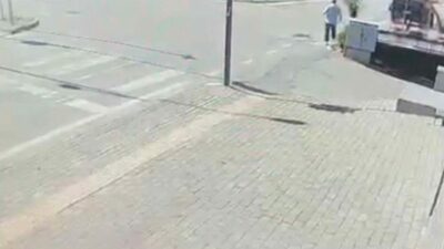 Bursa’da sürücüsünün el frenini çekmeyi unuttuğu otomobil, yokuş aşağı metrelerce