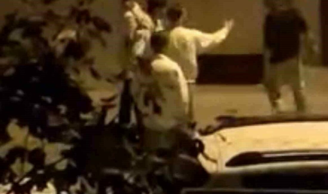 Bursa’da gençler sokak ortasında kavgaya tutuştu: Tekme tokat darp kameraya yansıdı Bursa’nın Yıldırım ilçesinde sokak ortasında yaşanan kavga mahalleliyi ayağa kaldırdı.