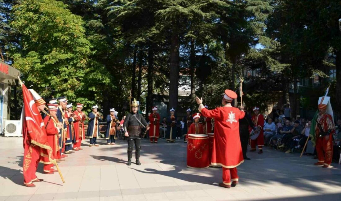 Bursa’da hastanede konser veren mehter takımı kahramanlık türküleri ve marşlarla