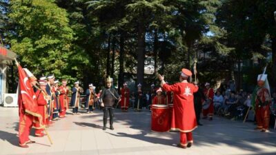 Bursa’da hastanede konser veren mehter takımı kahramanlık türküleri ve marşlarla