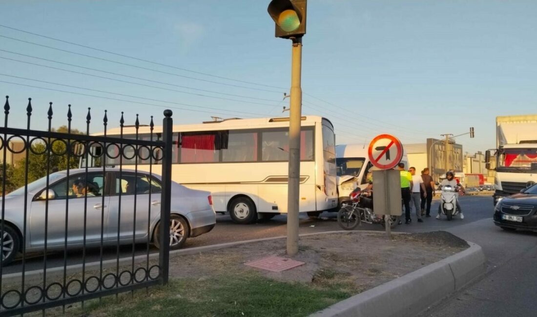 Bursa’nın İnegöl ilçesinde işçi servisi ile yolcu minibüsünün çarpıştığı kazada