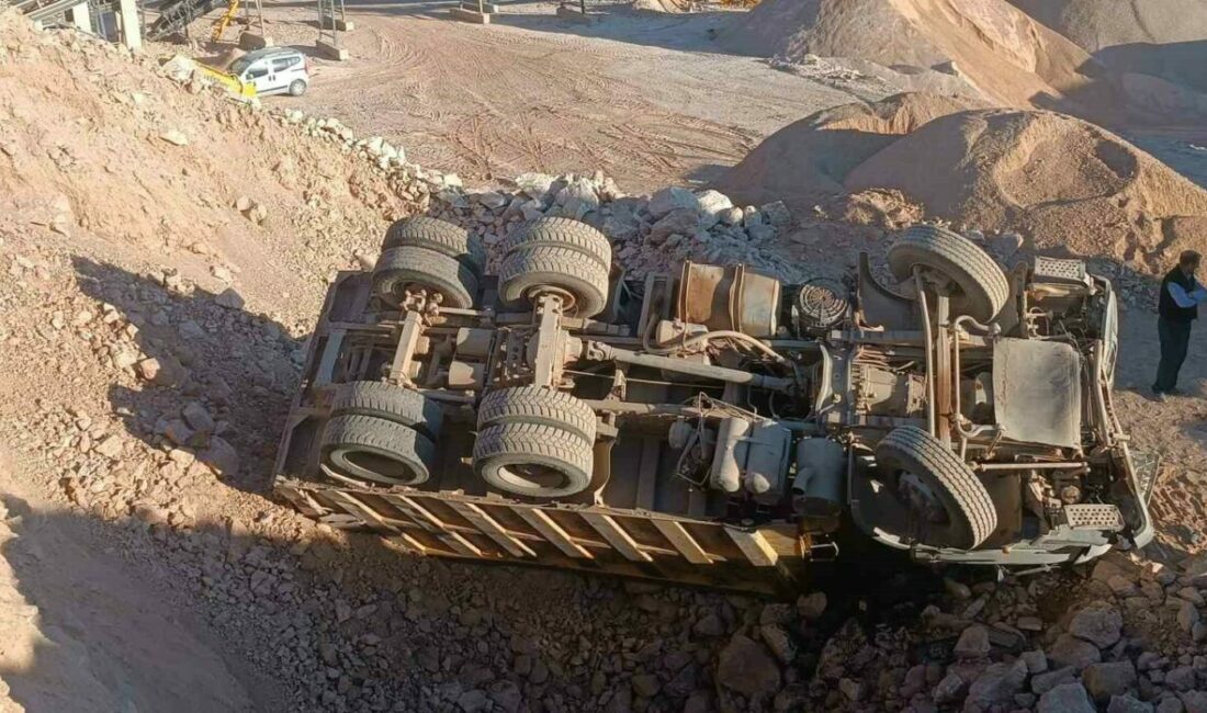 Bursa’nın İnegöl ilçesinde kontrolden çıkan hafriyat yüklü kamyonun devrildiği kazada,