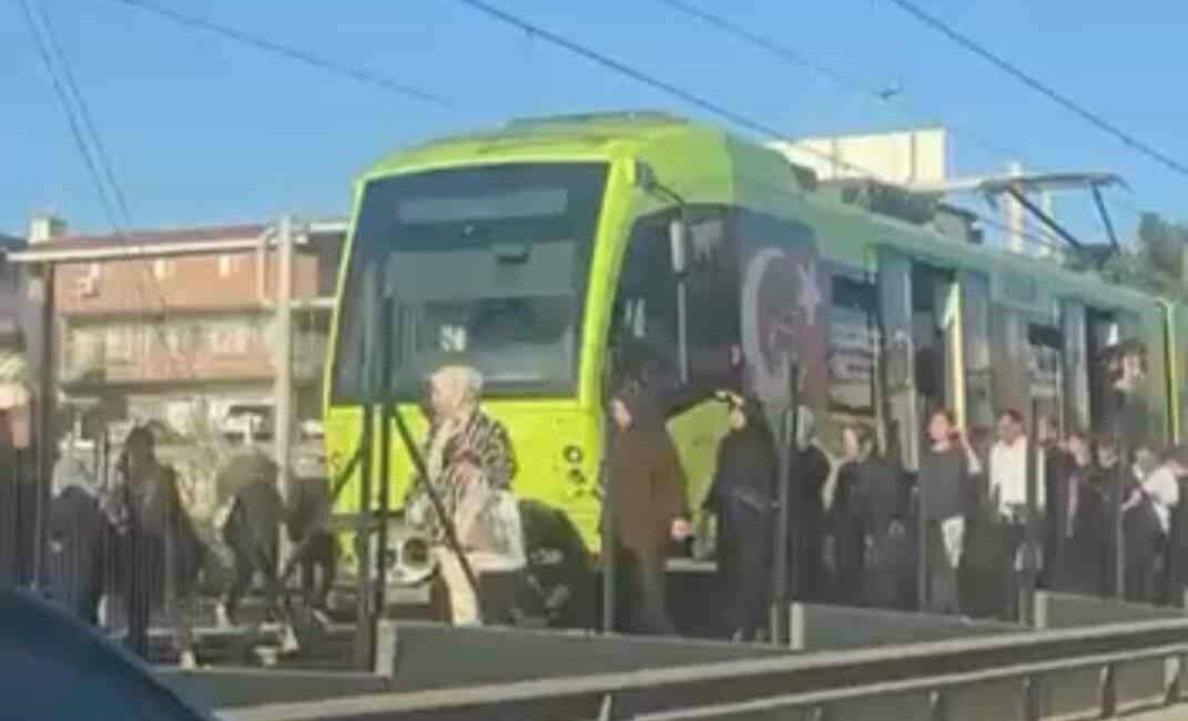 Bursa’da metro hattında meydana gelen kesinti sebebiyle trenler durdu. Metro