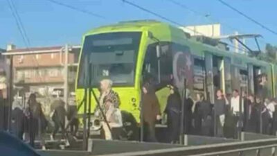Bursa’da metro hattında meydana gelen kesinti sebebiyle trenler durdu. Metro