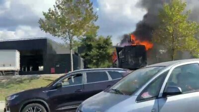 Bursa’nın Nilüfer ilçesinde, midye satışı yapılan kamyonet bir anda alevlere