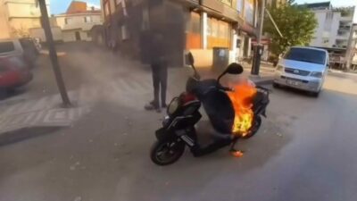 Bursa’da park halindeki bir motosiklet, bir anda alev topuna döndü.