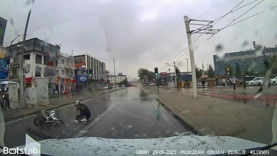 Bursa’da motosikletli yağışlı havada drift attı, yere kapaklandı Bursa’da yağışlı havada yolların kayganlaşmasını fırsat bilen bir motosiklet sürücüsü,
