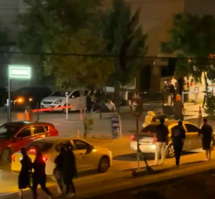 Bursa’da iki şahıs sokak ortasında tartıştıkları bir kişiyi tekme ve