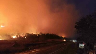 Bursa’nın Karacabey ilçesinde başlayan orman yangını rüzgarın etkisiyle büyüdü. Ekipler