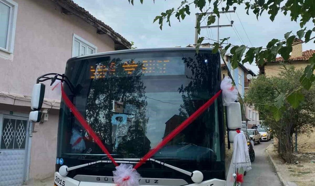 Bursa’nın Orhaneli ilçesinde evlenen Safa ve Buse çiftinin düğün konvoyunda