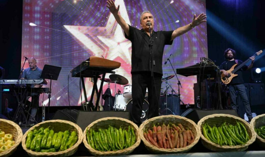 10’uncu Uluslararası Altın Biber Festivali’nin final gecesinde Ümit Besen ve