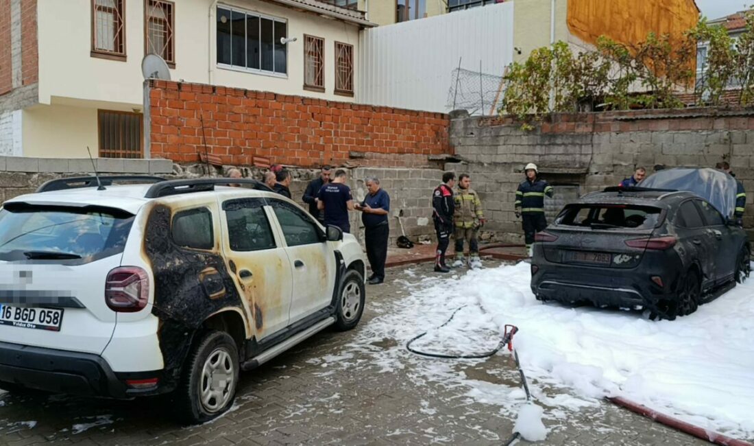 Bursa’da park halindeki otomobil alev alev yandı, yangın iki araca sıçradı Bursa’nın İnegöl ilçesinde park halindeki otomobilde yangın çıktı. Otomobil küle