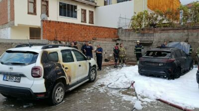 Bursa’nın İnegöl ilçesinde park halindeki otomobilde yangın çıktı. Otomobil küle