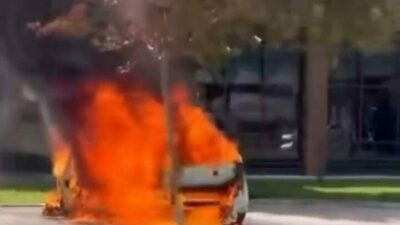 Bursa’nın Nilüfer ilçesinde park halindeki bir otomobil alev alev yandı.