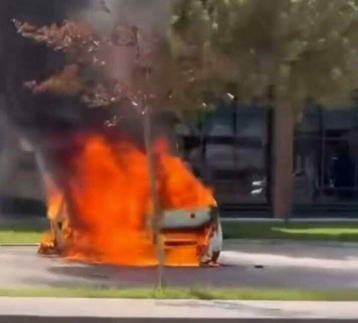 Bursa’nın Nilüfer ilçesinde park halindeki bir otomobil alev alev yandı.