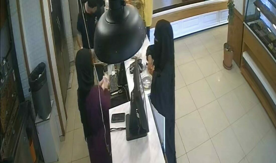 Bursa’da pastanede ‘yırtık para’ yöntemiyle tırnakçılık kamerada Bursa’da bir pastaneye gelen çarşaflı kadın, “yırtık para” bahanesiyle tırnakçılık