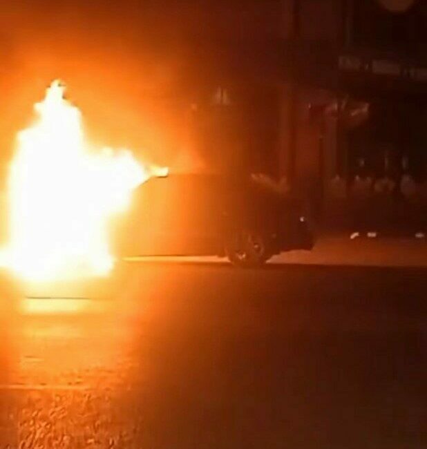 Bursa’da seyir halindeki araç alev topuna döndü Bursa’da seyir halindeki bir araç, motor kısmından çıkan arıza nedeniyle