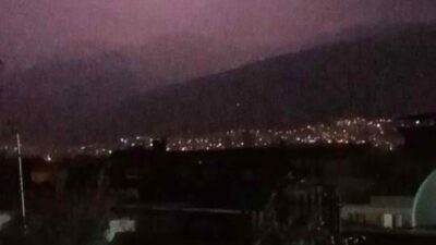 Bursa’da gece karanlığı, ardı arkası kesilmeyen şimşeklerle aydınlandı. Bursa’da akşam