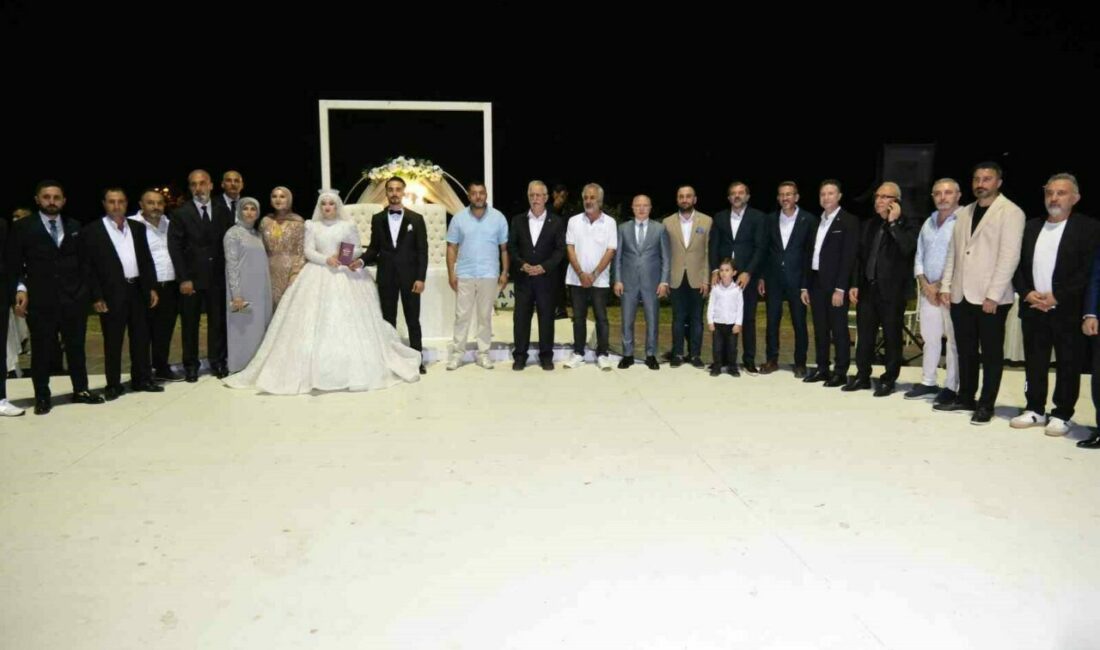 Bursa’da siyaset ve iş dünyasını buluşturan düğün Bursa’nın önde gelen ailelerinden Ak Parti İl Başkan Yardımcısı Celal