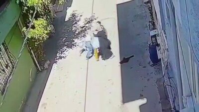 Bursa’da sokak ortasında kucağında çocuğu ile yürüyen bir anne, tartıştığı