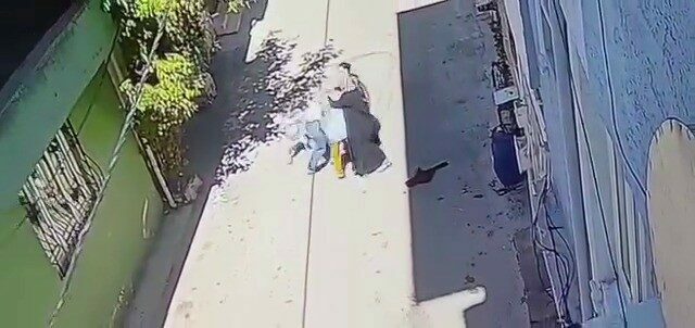 Bursa’da sokak ortasında kucağında çocuğu ile yürüyen bir anne, tartıştığı