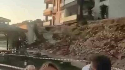 Bursa’nın Nilüfer ilçesinde yeni yapılan bir sitenin istinat duvarı çöktü.