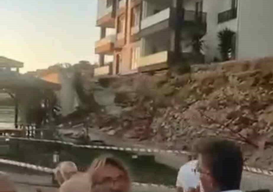 Bursa’da yeni sitenin istinat duvarı böyle çöktü Bursa’nın Nilüfer ilçesinde yeni yapılan bir sitenin istinat duvarı çöktü.