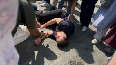 Bursa’da alt geçit olmasına rağmen karşıya caddeden geçmek isteyen 2