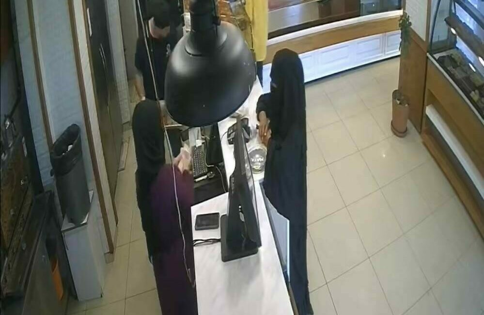 Bursa’daki kadın tırnakçılar polisi aşamadı, 40 yıl hapis cezasıyla arandığı ortaya çıktı Bursa’nın Yıldırım ilçesinde esnafı dolaşarak “tırnakçılık” yöntemiyle hırsızlık yapmaya çalışan