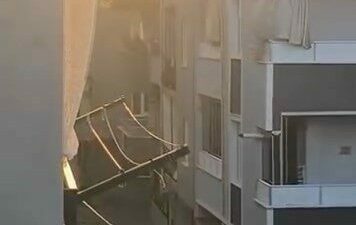 Bursa’nın Gürsu ilçesinde 3 katlı binanın çatı katının alevlere teslim