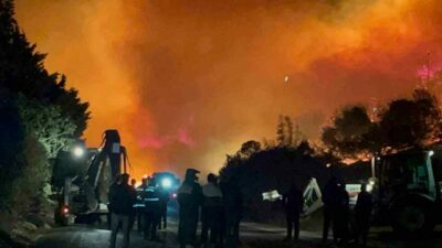 Bursa’nın Karacabey ilçesinde çıkarak rüzgarın etkisiyle geniş alana yayılan orman