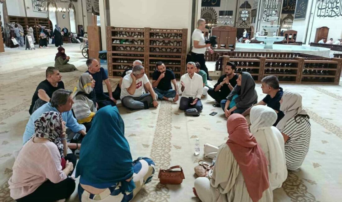 Bursalı rehberlere Ulu Cami’de hat sanatı eğitimi Bursa Bölgesel Turist Rehberleri Odası Başkanı Tansu Erçevik, oda üyelerinin