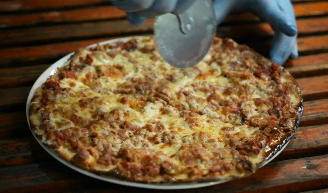 Bursa’nın Değirmen Pidesi İtalya’nın en meşhur pizzalarına rakip oldu Bursa’ya kazandırılan Değirmen Park Sosyal Tesislerinde vatandaşın beğenisine sunulan pizza