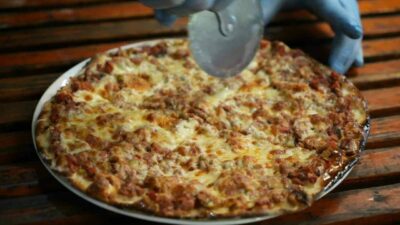 Bursa’ya kazandırılan Değirmen Park Sosyal Tesislerinde vatandaşın beğenisine sunulan pizza