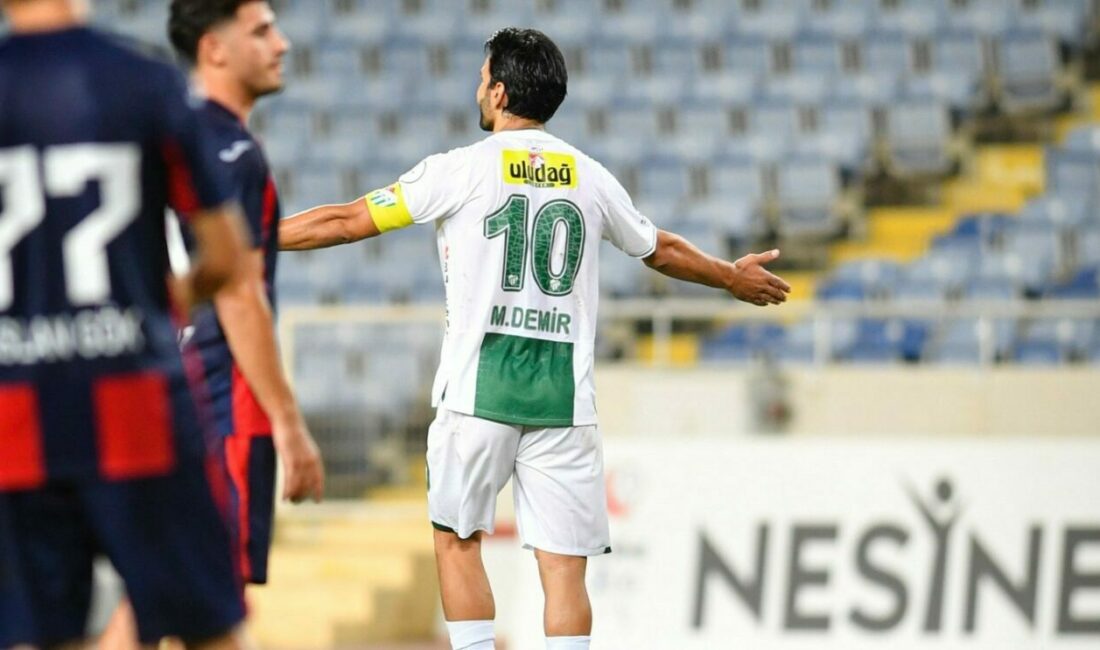 Bursaspor Teknik Direktörü Adem Çağlayan, Arnavutköy maçında sakatlanarak oyundan çıkan