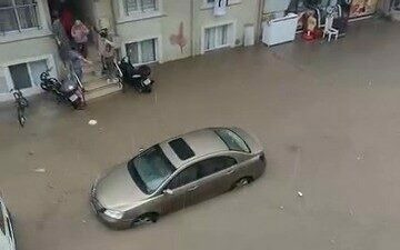 Bursa’nın Kestel ilçesinde öğle saatlerinde aniden bastıran sağanak yağış, hayatı