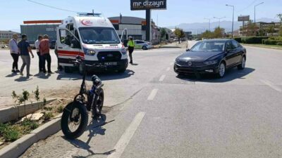 Bursa’nın İnegöl ilçesinde otomobil ile çarpışan elektrikli bisikletin sürücüsü yaralandı.