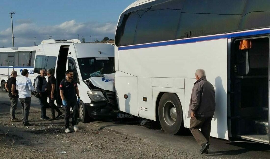 Bursa’nın Gemlik ilçesinde işçi servis otobüsü, servis minibüsü ve bir