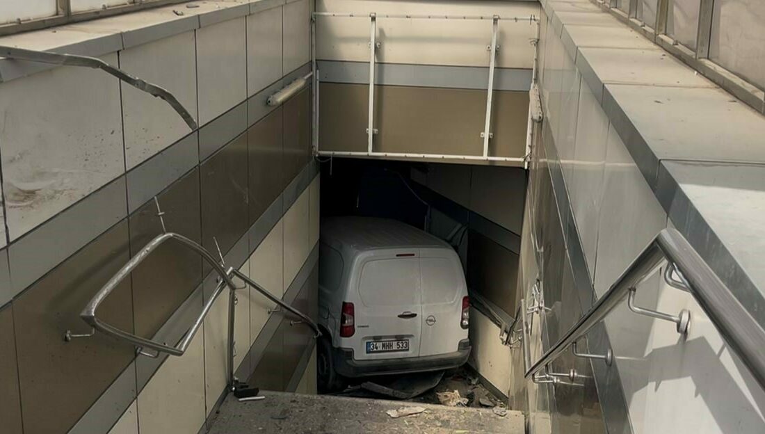 Bursa’da seyir halindeyken lastiği patlayan araç metro istasyonuna daldı. Merdivenlerde